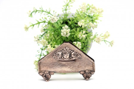 Porta guardanapos em prata escovada com aplicações de flores em alto relevo